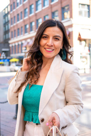 files/172878006-hermosa-mujer-mexicana-de-unos-30-anos-disfrutando-de-las-compras-en-el-centro-de-canada_1.jpg